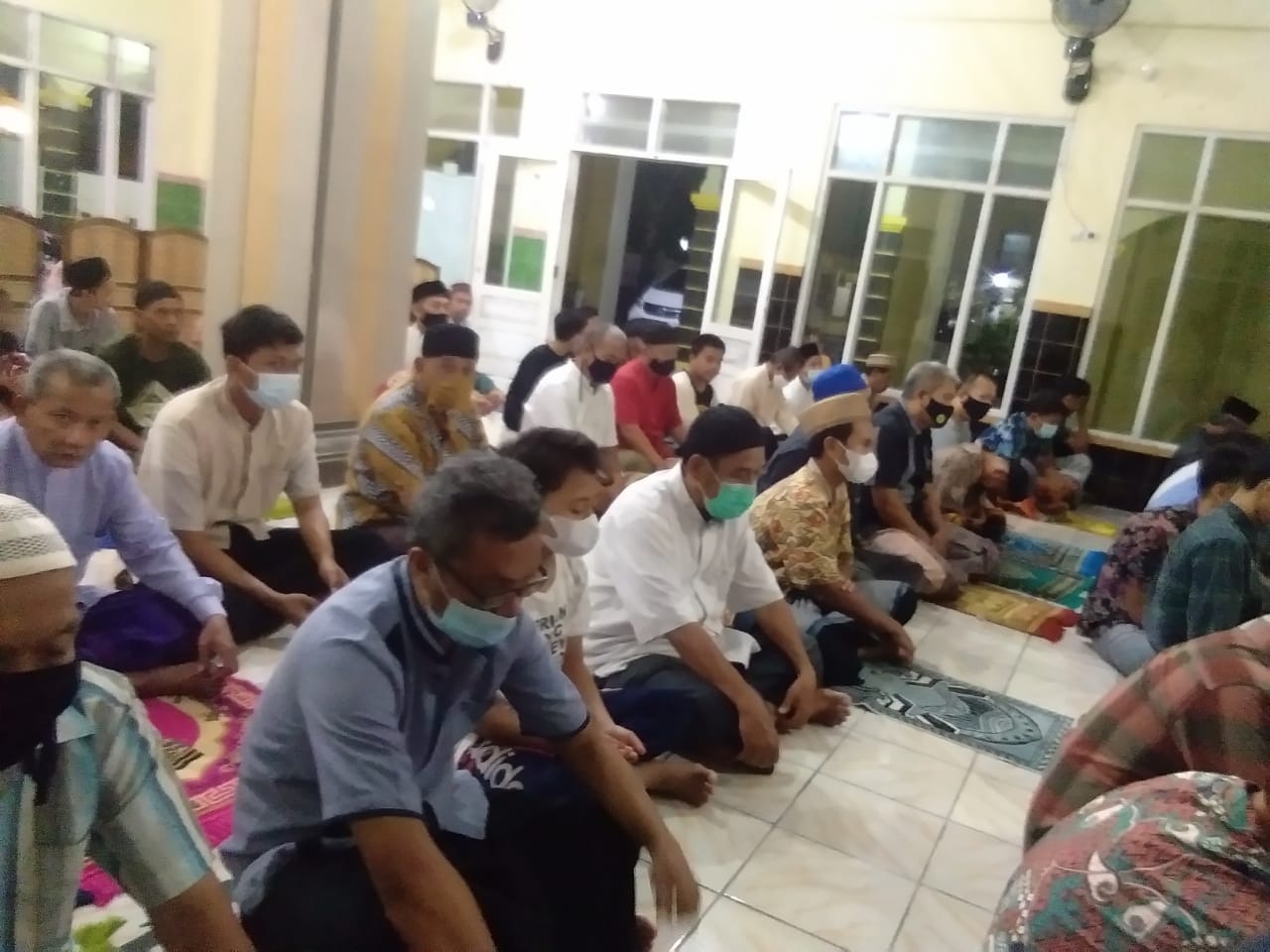 Jamaah Salat Tarawih Membeludak