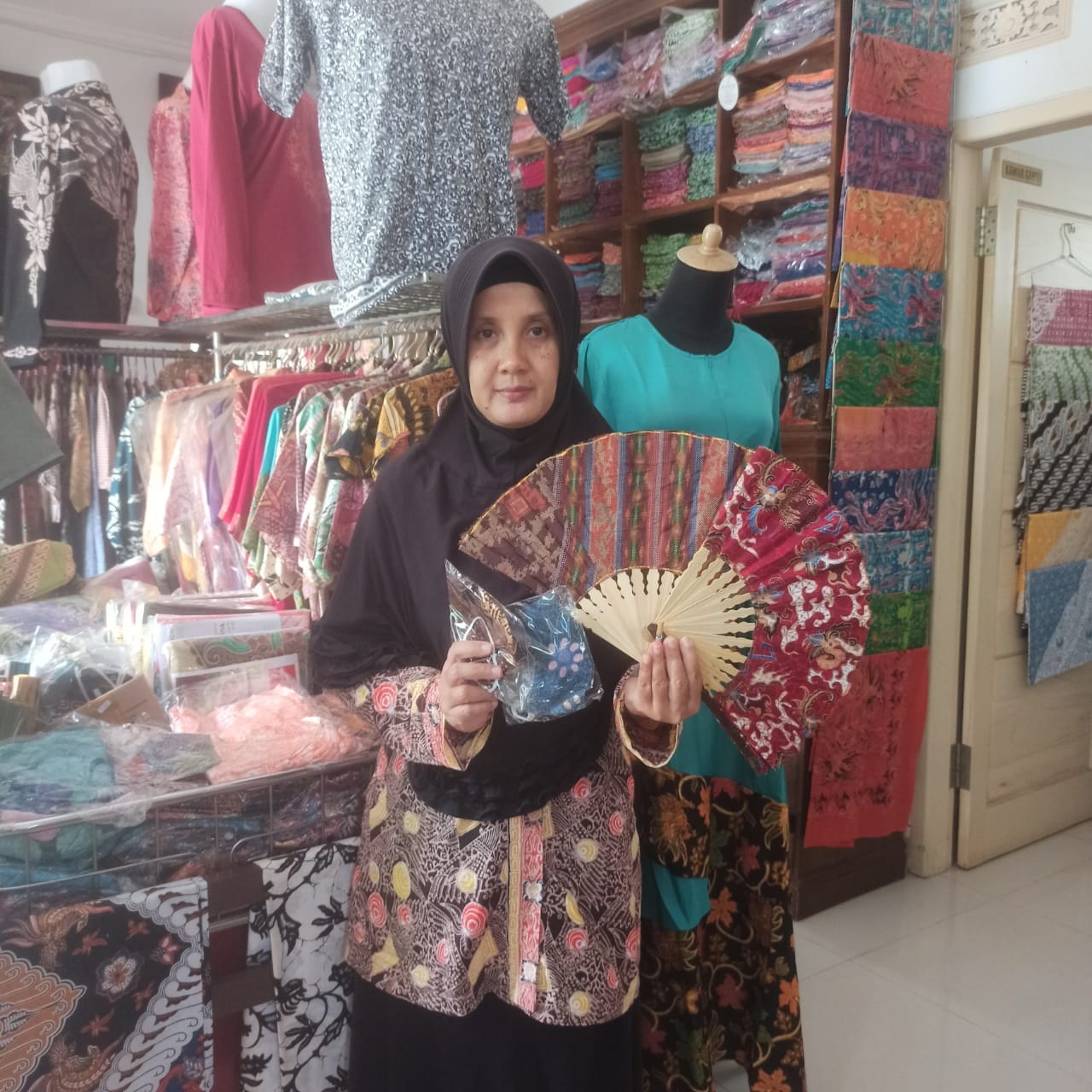 Galery Batik Herty Elit Sediakan Kipas dan Masker Batik