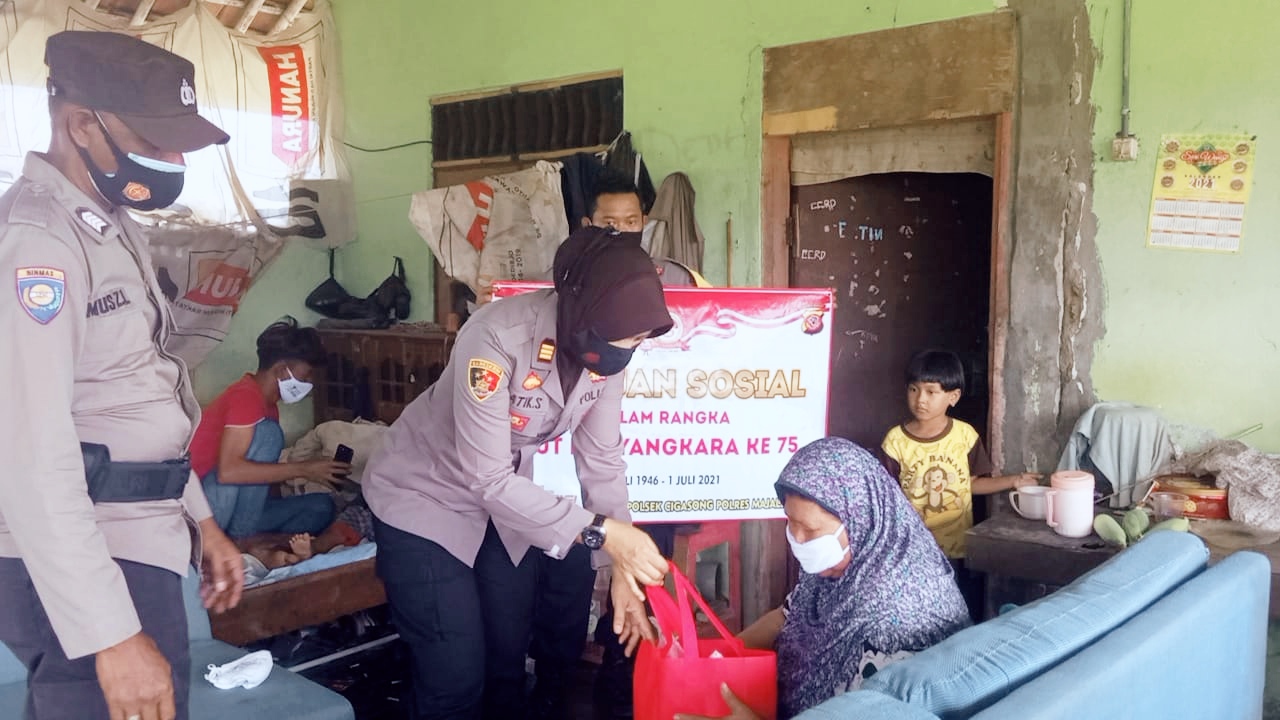 Polsek Cigasong Tebar Bantuan Sembako