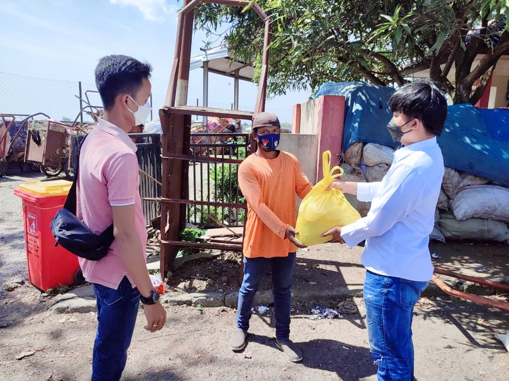 Polisi Bagikan Sembako kepada Pemulung