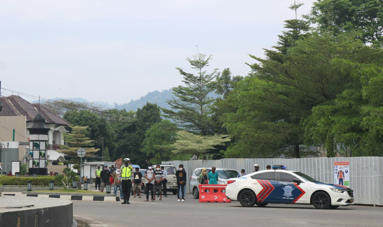 Pengendara Berhenti Mengheningkan Cipta