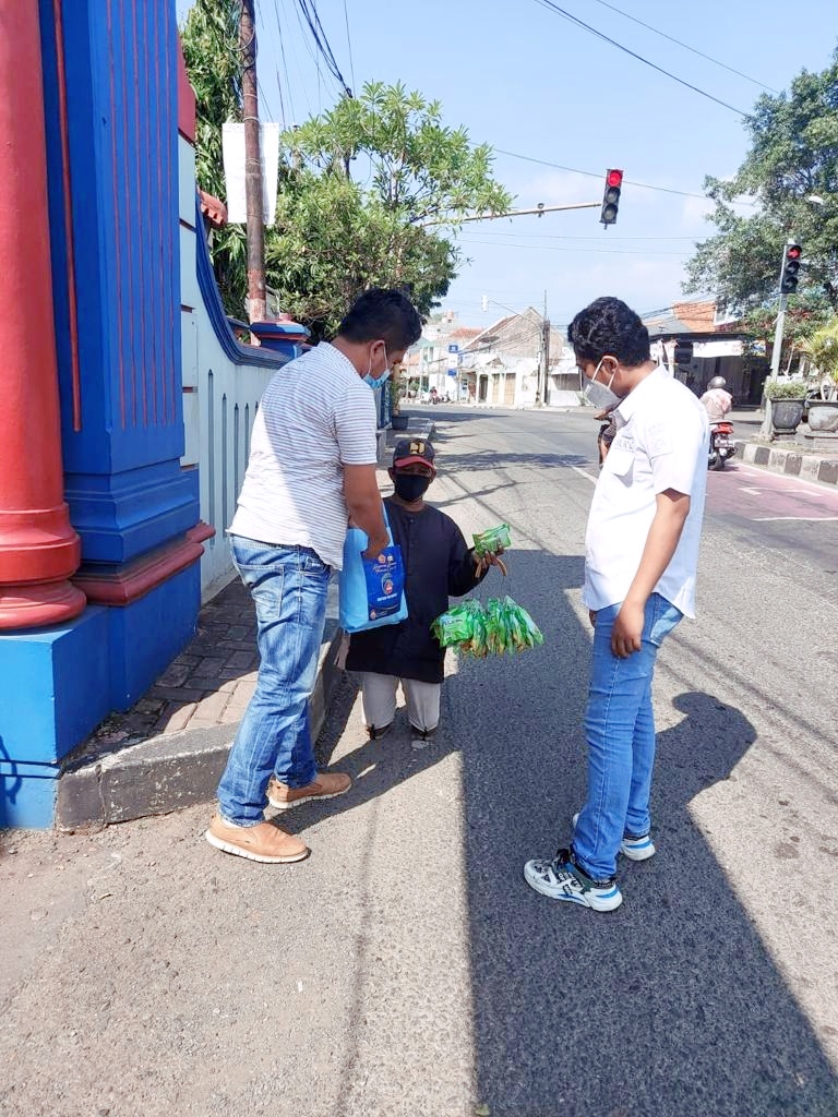 Satnarkoba Bagikan Paket Sembako Kaum Disabilitas dan Pemulung