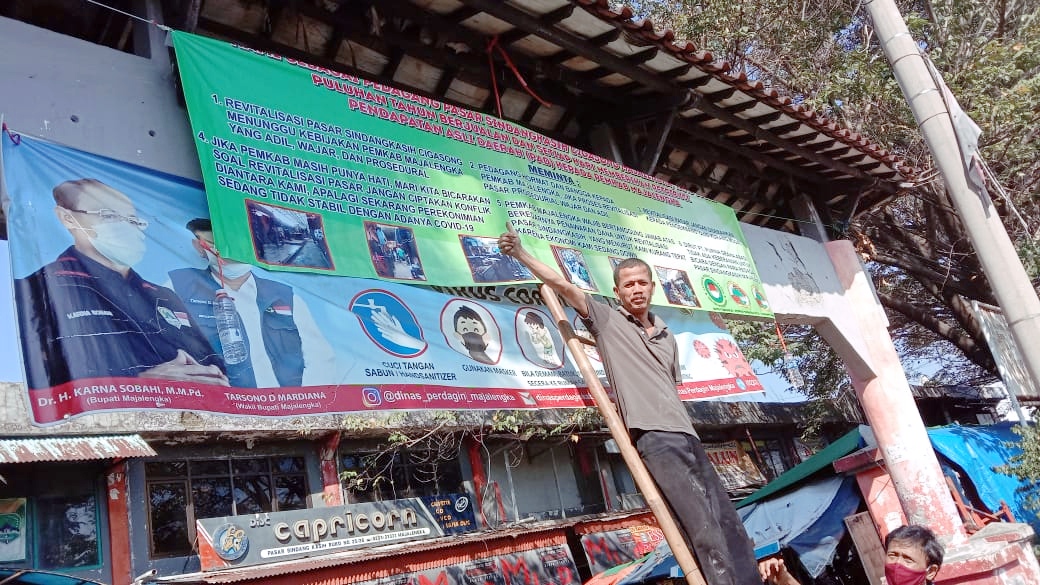 Pedagang Pasar Sindangkasih Pasang Spanduk, Minta Revitalisasi Ditunda