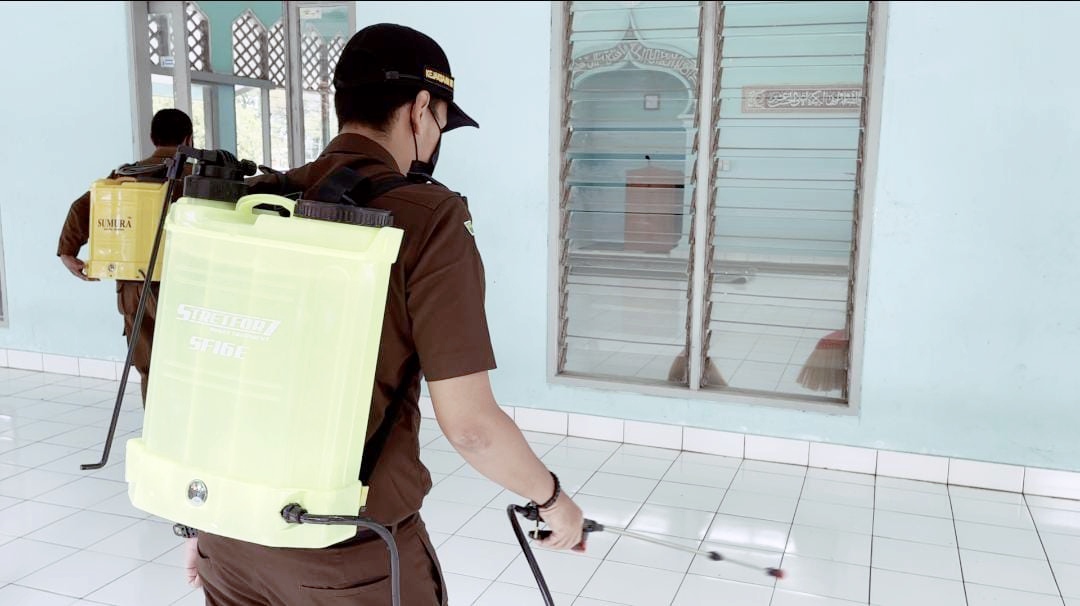 Pegawai Kejaksaan Sasar Masjid Semprotkan Disinfektan