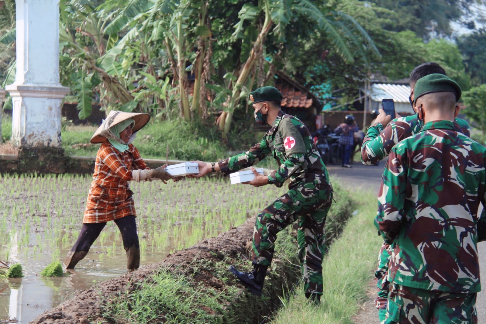Yonif R 321/GT Bagikan 1250 Nasi Kotak