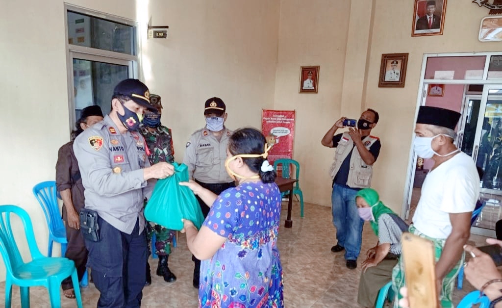 Operasi Yustisi, Petugas Bagi-bagi Sembako