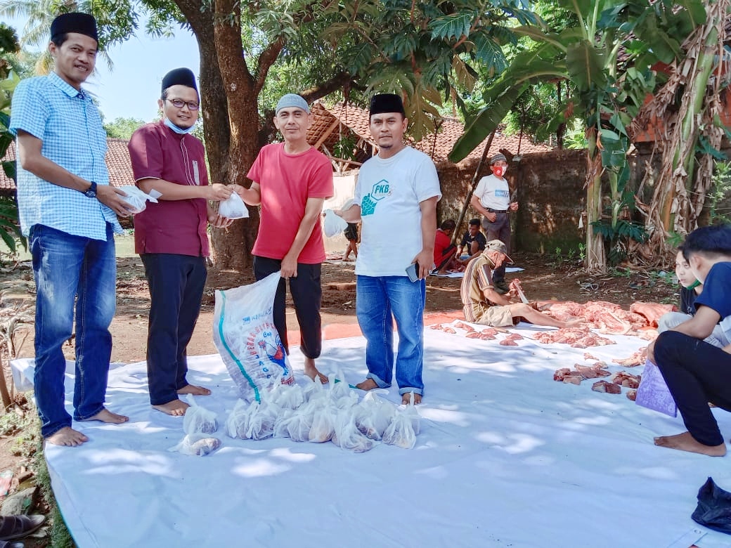 PKB Salurkan Ratusan Paket Daging Kurban