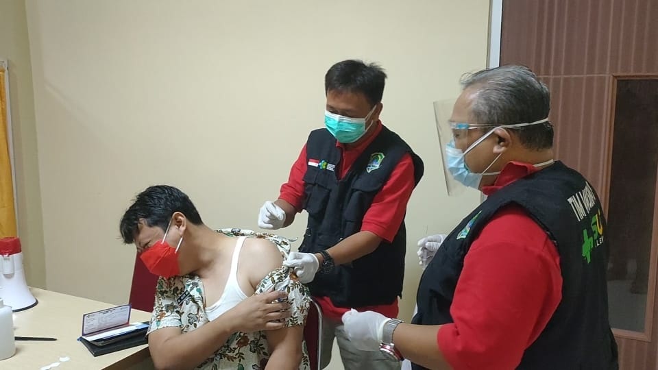 Nakes Jalani Vaksin Booster