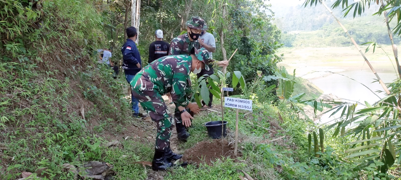 TNI Tanam Pohon di Bendungan Lapang