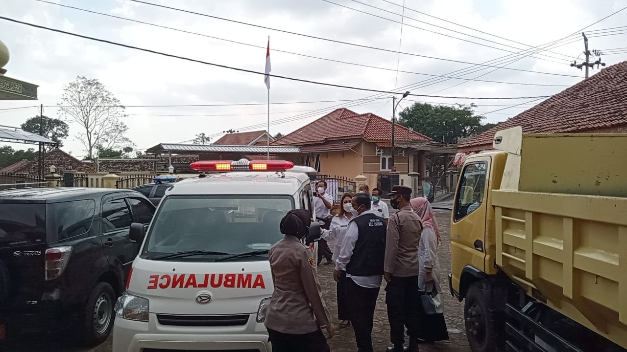 Kepala Desa Kawunghilir Hibahkan Ambulans