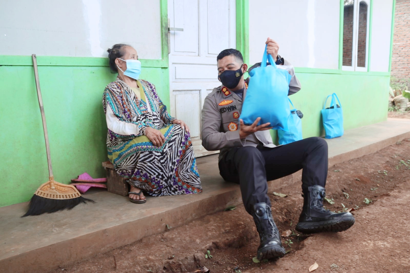 Kapolres Bagikan Langsung Bansos