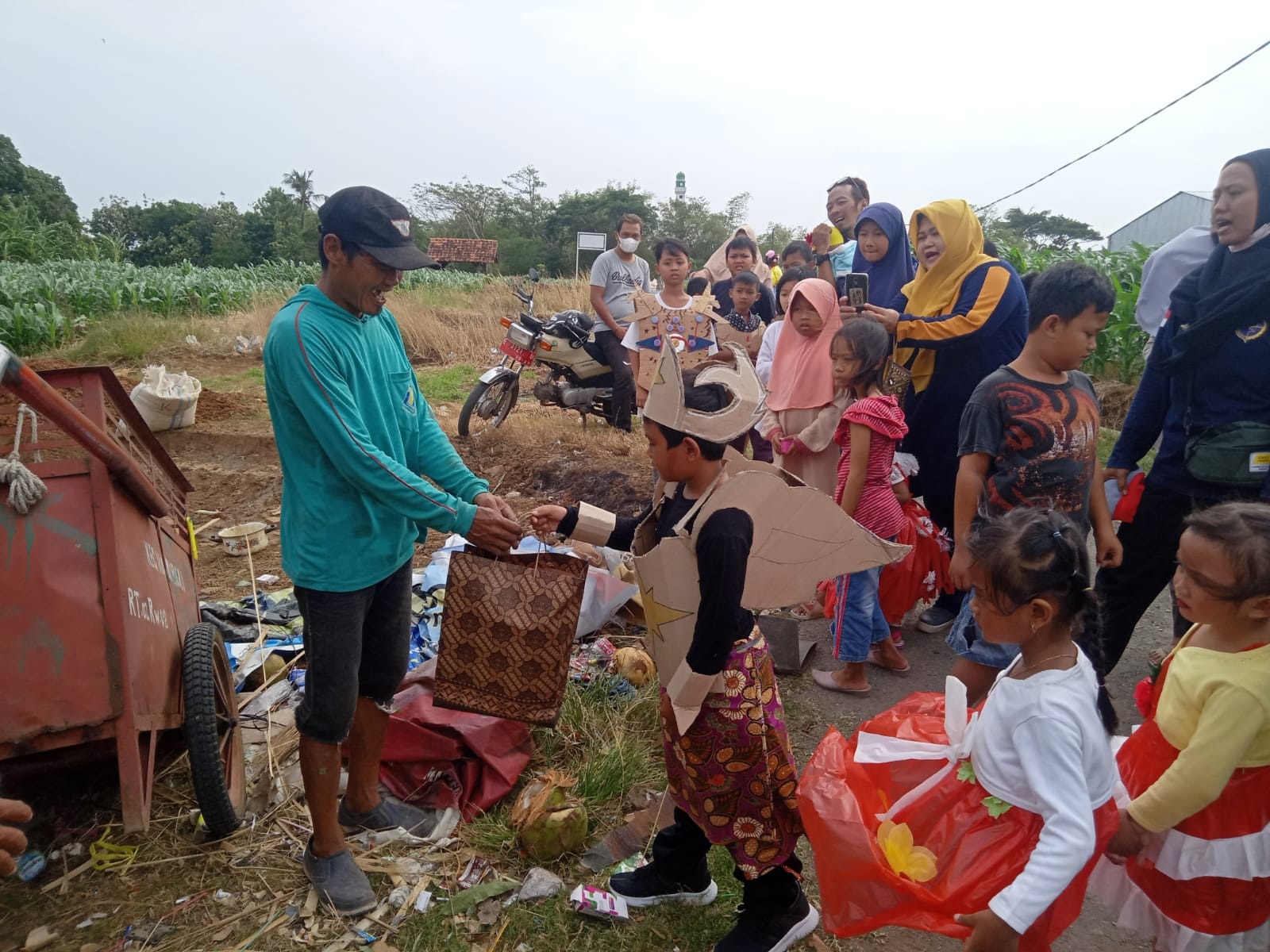 Lomba Fashion Show dari Barang Bekas