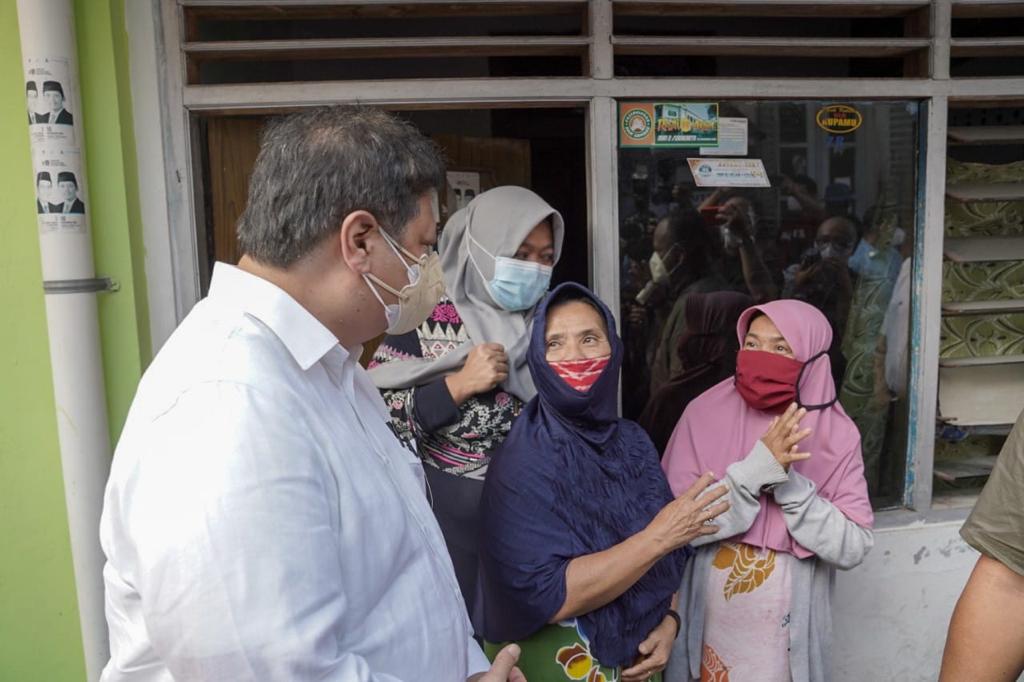 Pastikan Ekonomi Rakyat Tetap Bergerak, Menko Airlangga Tinjau UMKM Rumahan di Surakarta