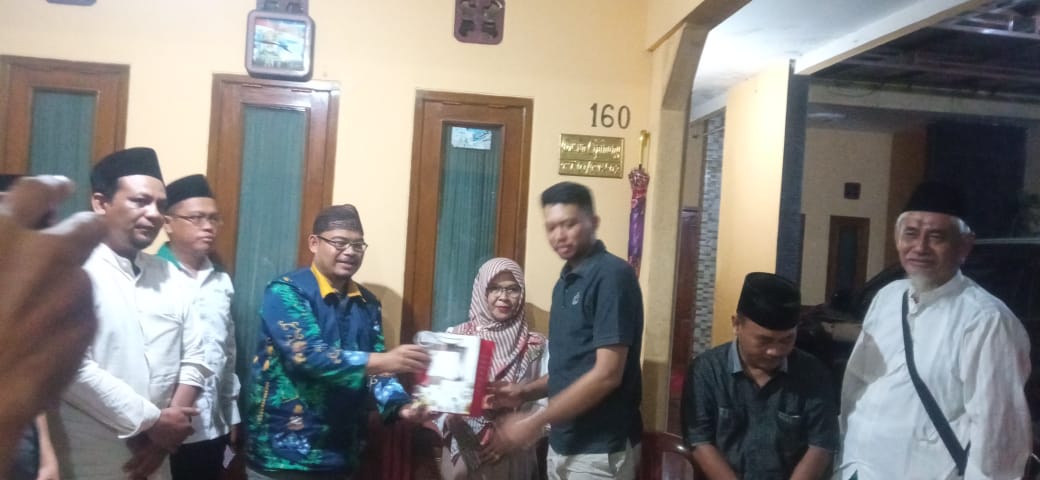 Tunaikan Janji Almarhum Taufan Ansyar, Keluarga Serahkan Bantuan Rp90 Juta