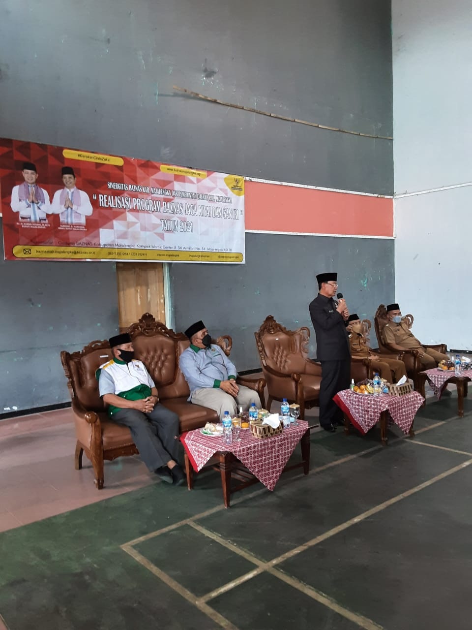 Lagi, Bupati Serahkan Bantuan untuk Kiai-Santri