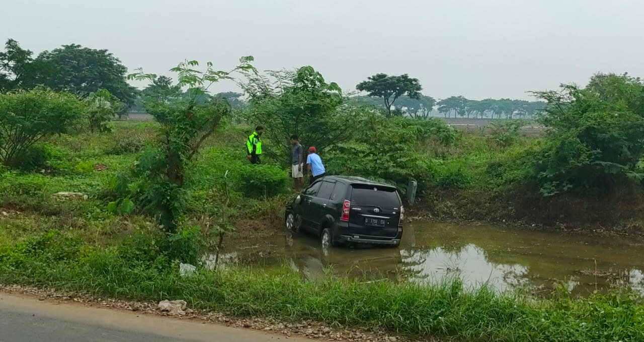 Mobil Oleng Tak Terkendali, Warga Indramayu Kena Efeknya, Beruntung Hanya Luka Ringan