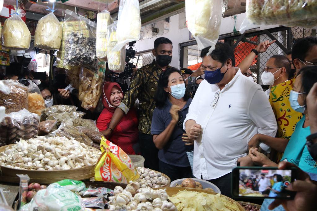 Emak-emak Histeris SAmbut Airlangga Saat Operasi Pasar di Salatiga