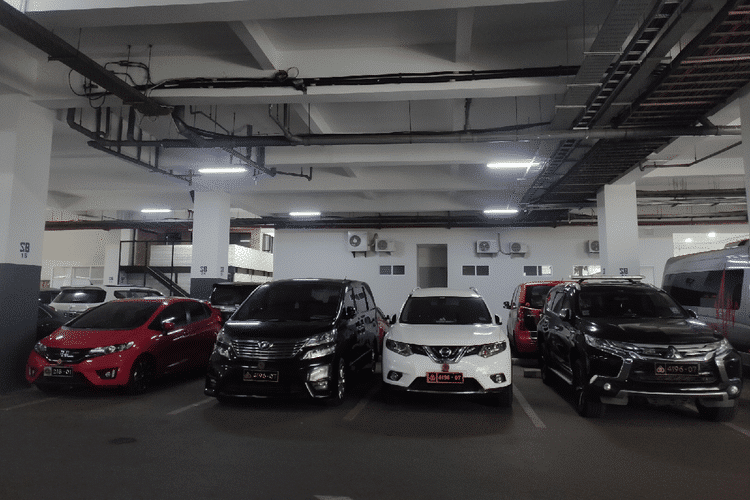 Viral Lima Mobil Arteria Dahlan Diparkir di Gedung DPR, Plat Nomor Sama Semua