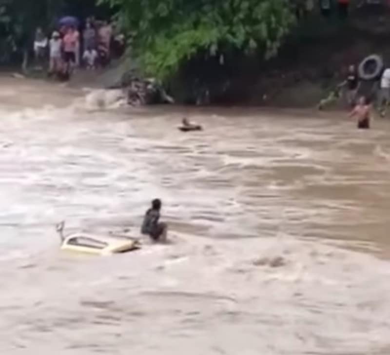 Momen Menegangkan Penyelamatan Sopir Truk Hanyut di Sungai Cijurey