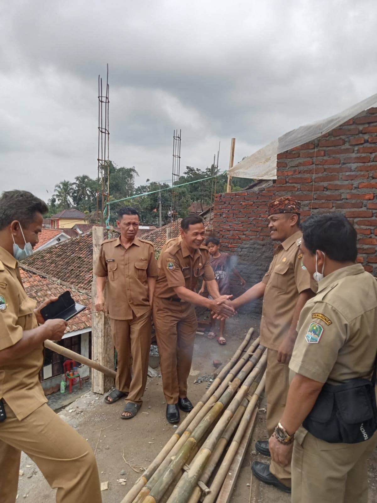 Apdesi Bantu Korban Longsor di Desa Garawastu