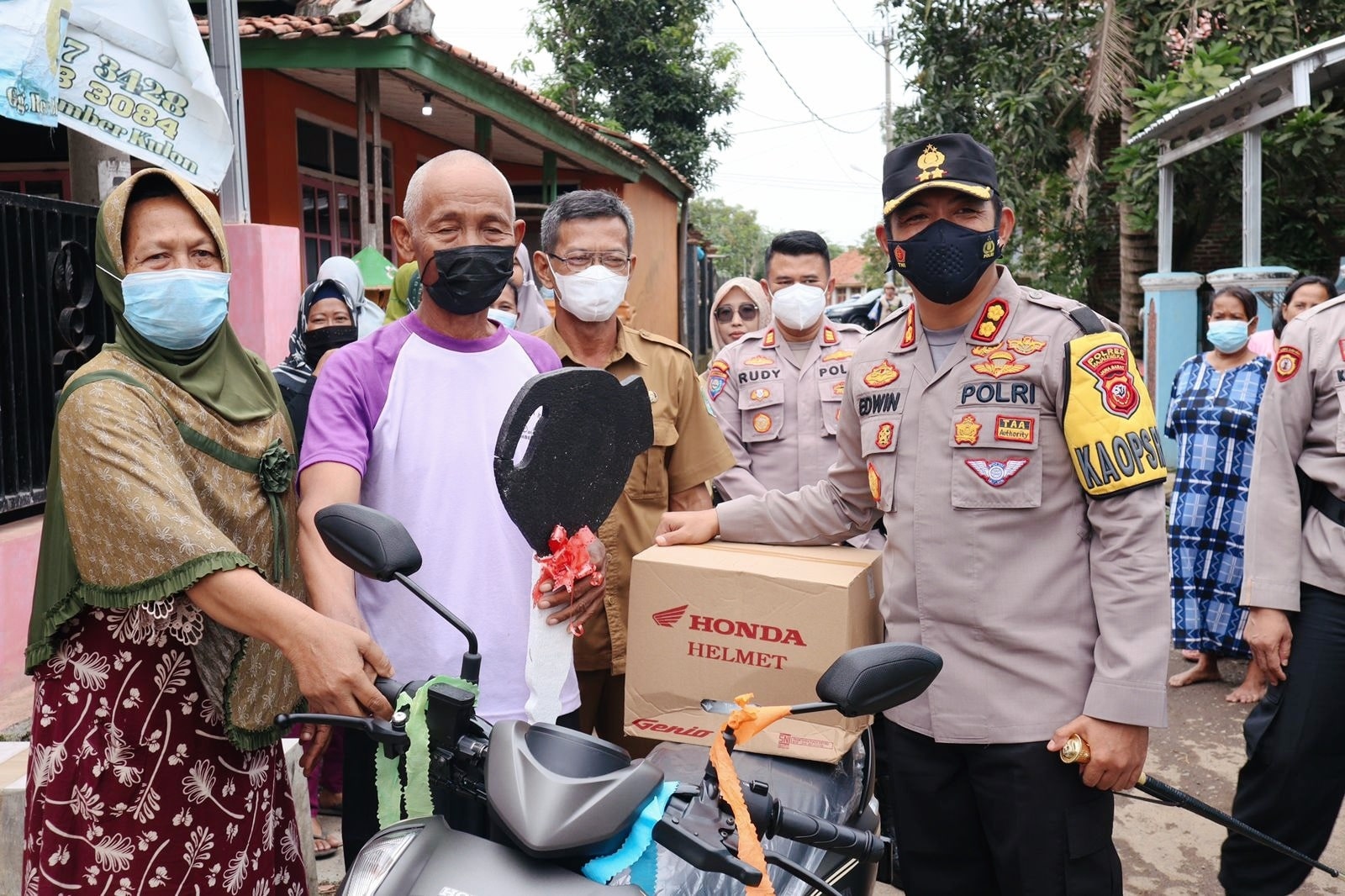 Kapolres Serahkan Motor dan Delapan  Sepeda Hadiah Gebyar Vaksinasi