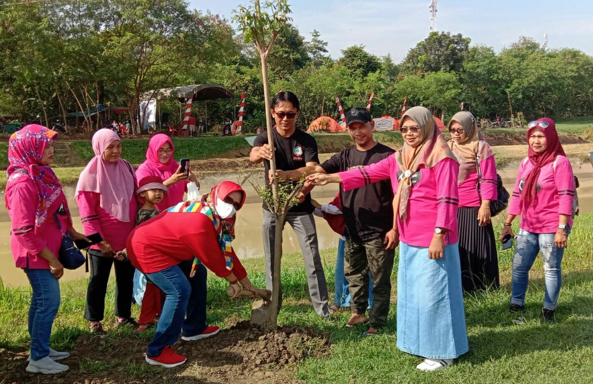 <strong>Sambut Harjad Ligung Lor, Tanam Pohon di Bendungan</strong>