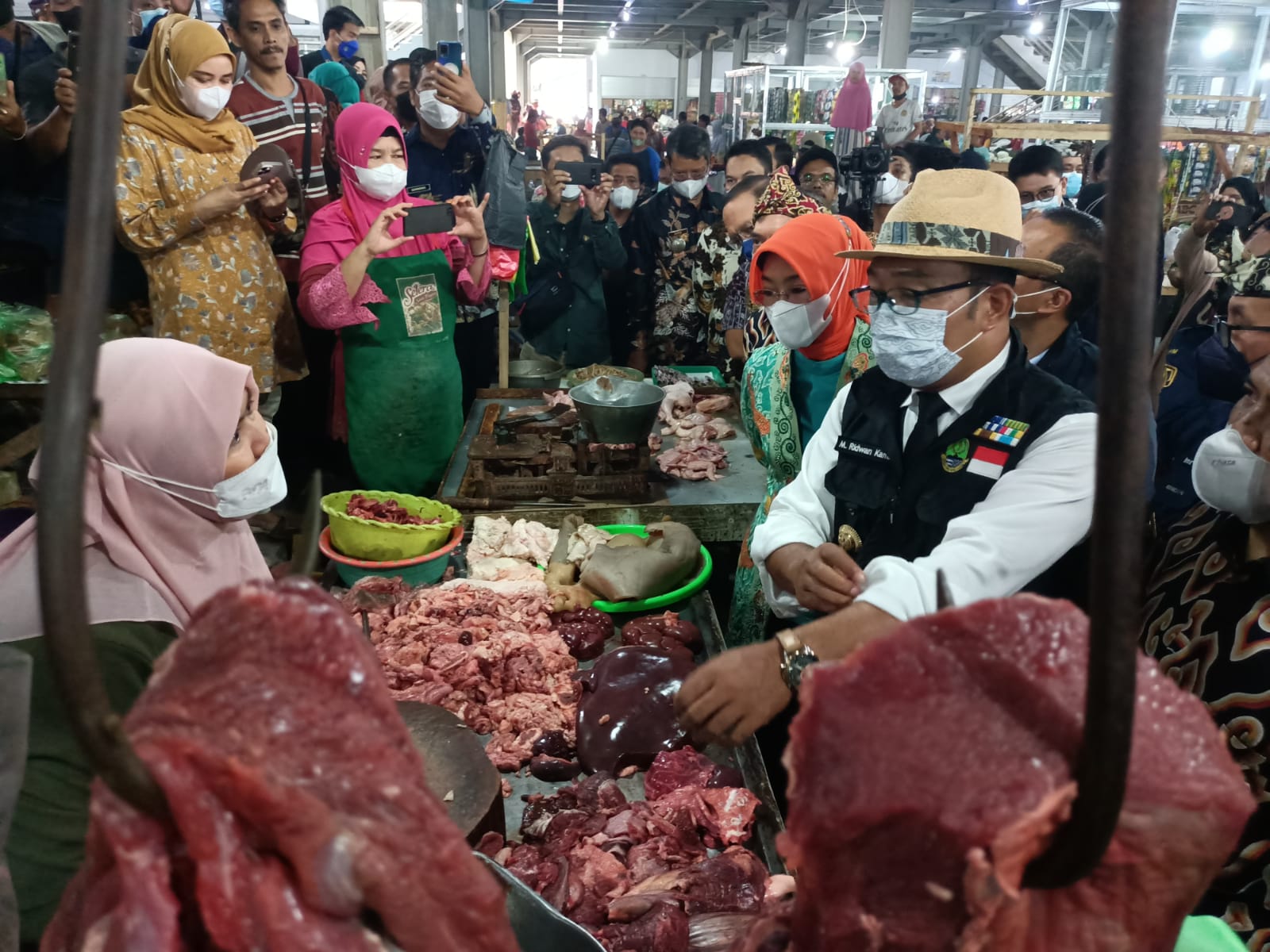 Sudah Lama Ditunggu, Pedagang Pasar Kue dan Pasalaran Kegirangan Diresmikan Ridwan Kamil