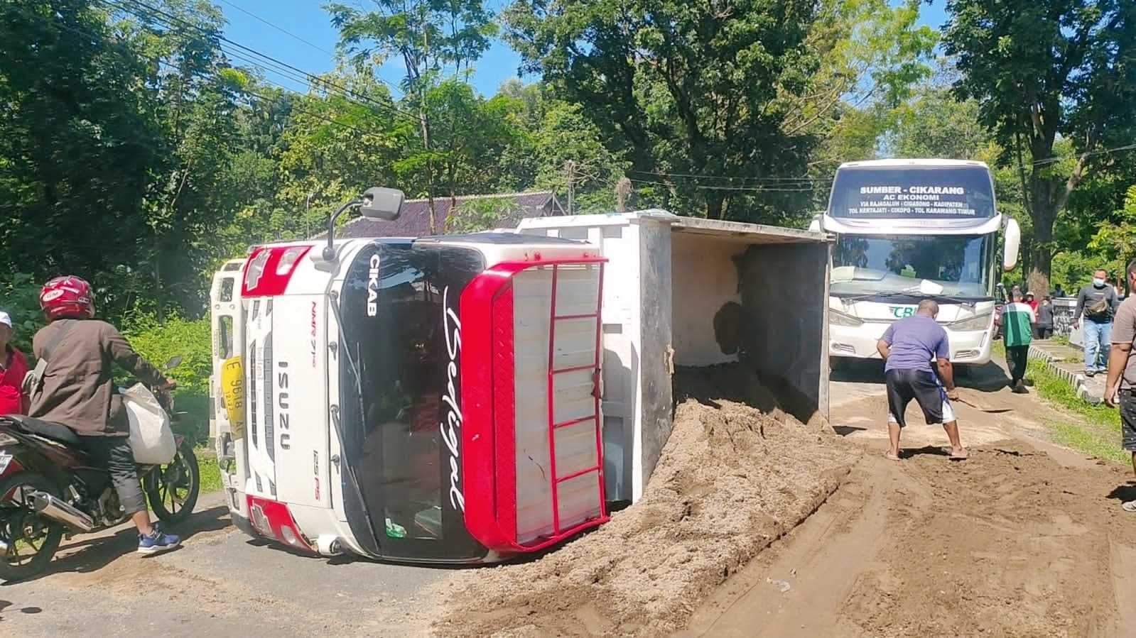 Senggolan, Truk Bermuatan Pasir Terguling