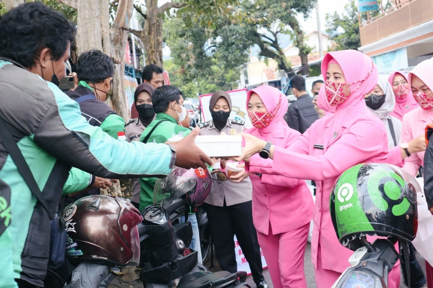 Bhayangkari Majalengka Berbagi Takjil