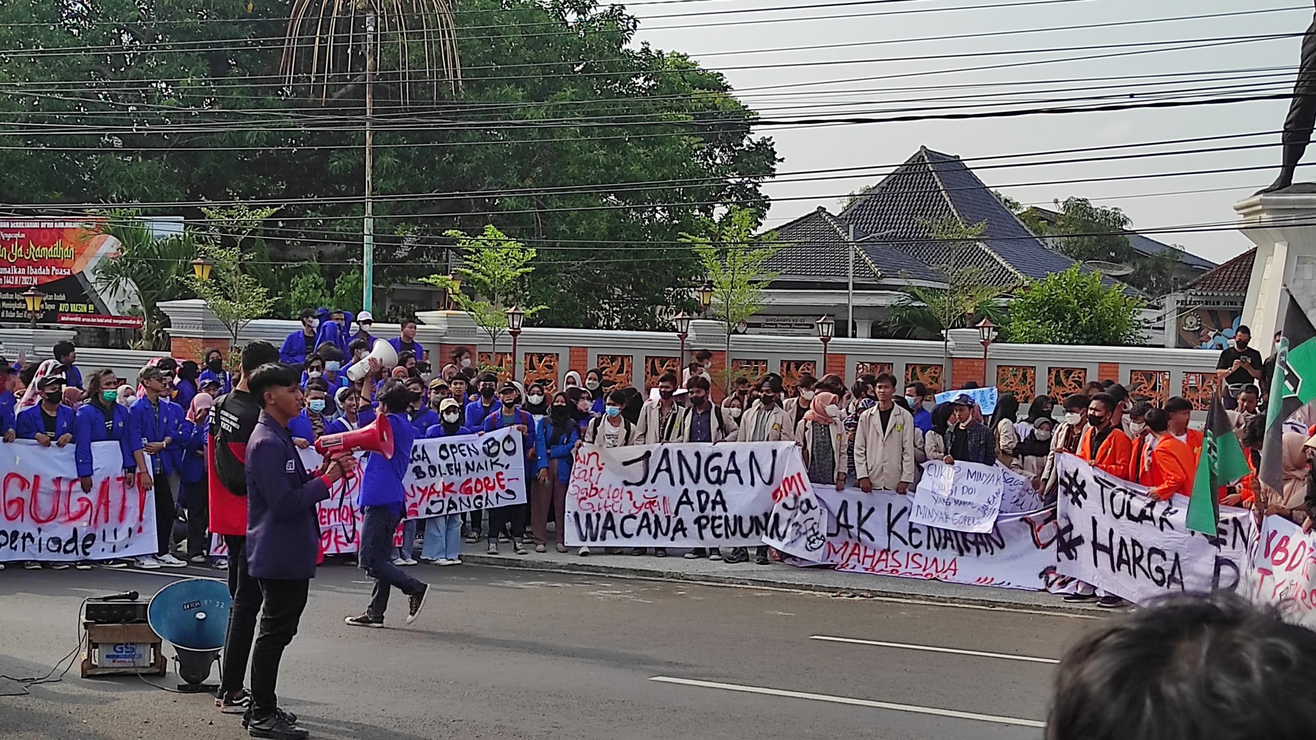 Aliansi Mahasiswa Turun Ke Jalan