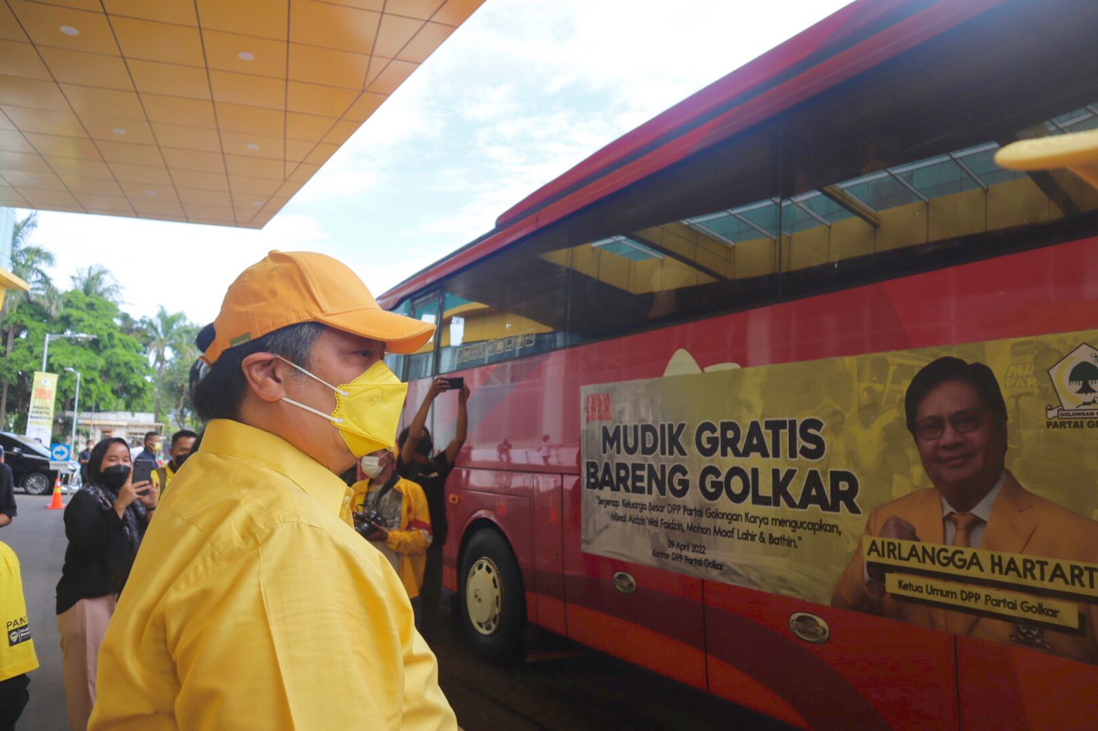 Airlangga Lepas 20 Bus Program Mudik Gratis Partai Golkar