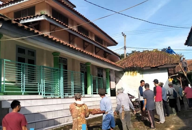 Warga Blok Gumulung Gotong Royong Renovasi Masjid